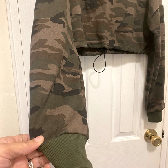 Cropped Camouflage pullover hoodie Very cute & trendy sz small - Picture 3 of 8